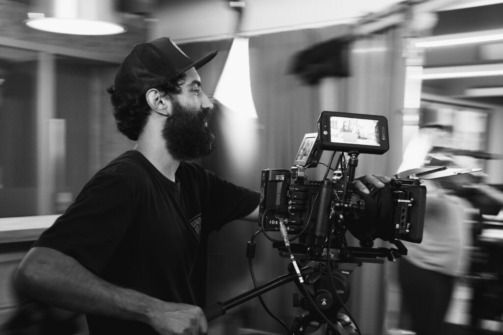 Marcelo Oliveira tem mais de 20 anos de experiência como diretor de fotografia. Passou por todas as funções da equipe, o que foi fundamental para desenvolver as ferramentas necessárias para combinar um desenho de set muito ágil com qualidade técnica elevada. Já dirigiu fotografia para grandes clientes como MTV, Gullane filmes e TV5Monde. Trabalhou em parceria com a Canon em testes técnicos para desenvolvimento de câmeras; Atuou como Diretor de Fotografia Geral da Vice Brasil; Desenvolveu trabalhos em outras funções do audiovisual, como Diretor de Cena e Fotografia Still para videoclipes, publicidade, projetos pessoais e conteúdos de marcas para redes de sociais.